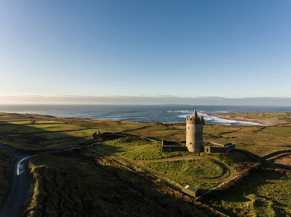 Epica aerea panoramica vista paesaggio Castello irlandese da Doolin in Co — Foto Stock