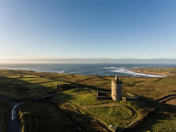 Paisagem do castelo irlandês panorâmico aéreo épico vista de Doolin em Co — Fotografia de Stock