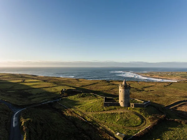 Epica aerea panoramica vista paesaggio Castello irlandese da Doolin in Co — Foto Stock