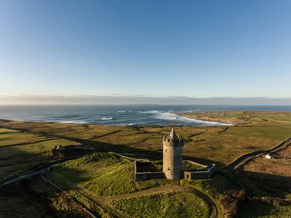 Vista panorámica aérea épica del paisaje del castillo irlandés desde Doolin en Co —  Fotos de Stock