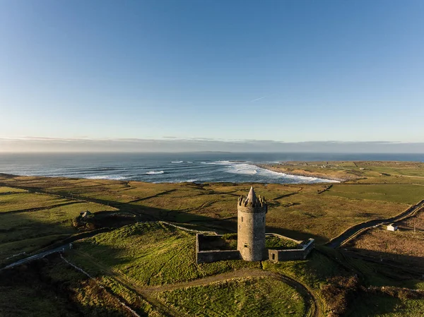 Epica aerea panoramica vista paesaggio Castello irlandese da Doolin in Co — Foto Stock