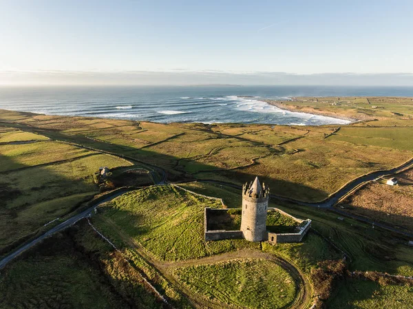 Epic antenn Scenic Irish slott liggande vy från Doolin i Co — Stockfoto