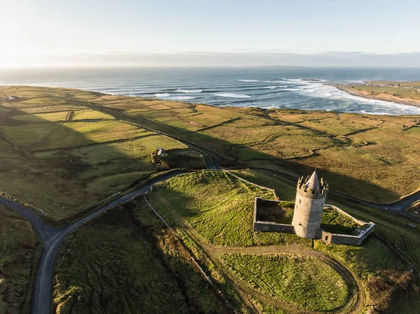 Пейзажний вид Epic антена мальовничі ірландський замок від села Дулін в Co — стокове фото