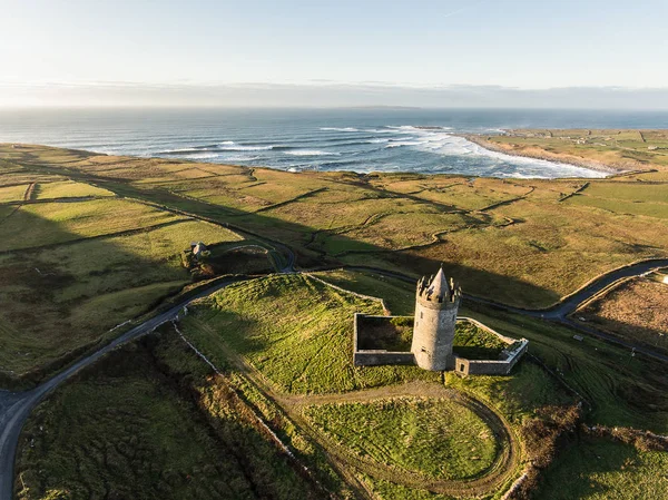 Epic antenn Scenic Irish slott liggande vy från Doolin i Co — Stockfoto