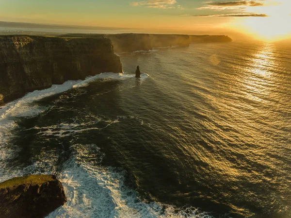 Hava İrlanda kırsal turizm cazibe County Clare. Moher kayalıklarla günbatımı ve castle İrlanda. Epik İrlandalı manzara vahşi Atlantik yol boyunca. Güzel manzaralı İrlandalı doğa