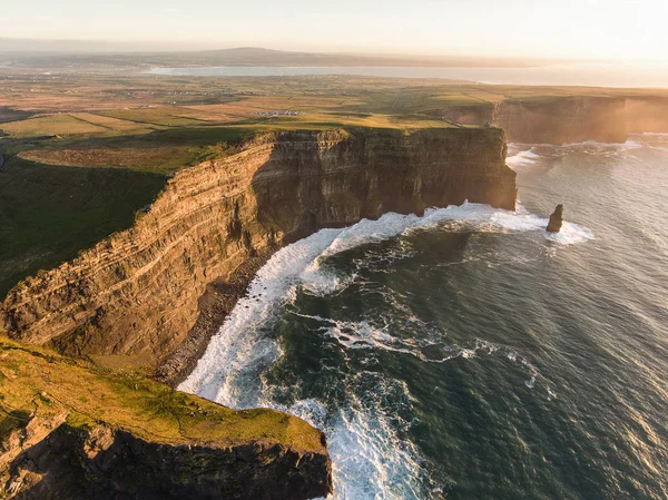 Irlanda aérea atração turística rural no Condado de Clare. Os penhascos de Moher por do sol e castelo Irlanda. Paisagem irlandesa épica ao longo do caminho atlântico selvagem. Bela natureza irlandesa cênica — Fotografia de Stock