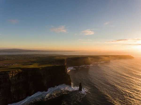 Atracción turística rural aérea de Irlanda en el condado de Clare. The Cliffs of Moher sunset and castle Ireland (en inglés). Paisaje irlandés épico a lo largo de la ruta atlántica salvaje. Hermosa naturaleza irlandesa escénica — Foto de Stock