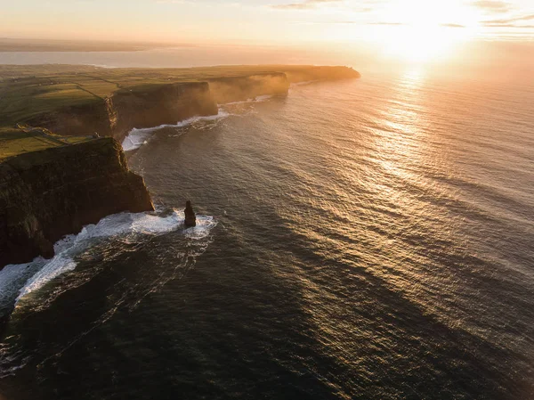 Atracción turística rural aérea de Irlanda en el condado de Clare. The Cliffs of Moher sunset and castle Ireland (en inglés). Paisaje irlandés épico a lo largo de la ruta atlántica salvaje. Hermosa naturaleza irlandesa escénica — Foto de Stock