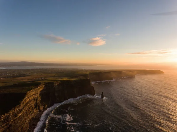 Hava İrlanda kırsal turizm cazibe County Clare. Moher kayalıklarla günbatımı ve castle İrlanda. Epik İrlandalı manzara vahşi Atlantik yol boyunca. Güzel manzaralı İrlandalı doğa — Stok fotoğraf