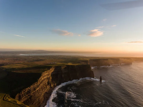 Aerial Ireland atracție turistică rurală în County Clare. Stâncile lui Moher apus de soare și castelul Irlanda. Peisaj irlandez epic de-a lungul drumului atlantic sălbatic. Frumos pitoresc irlandez natura — Fotografie, imagine de stoc