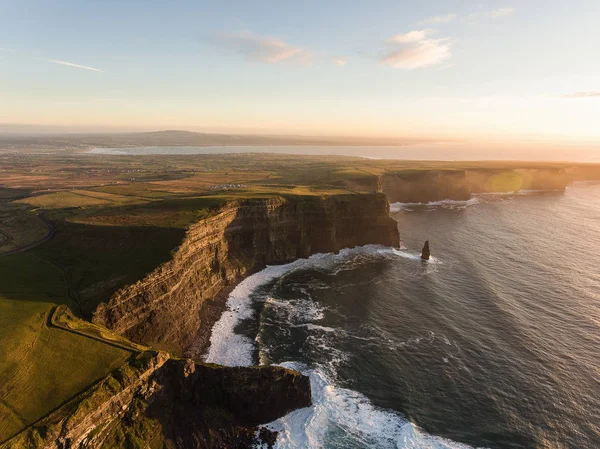 Hava İrlanda kırsal turizm cazibe County Clare. Moher kayalıklarla günbatımı ve castle İrlanda. Epik İrlandalı manzara vahşi Atlantik yol boyunca. Güzel manzaralı İrlandalı doğa