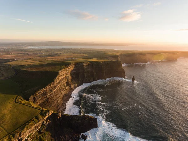 Εναέρια Ιρλανδία εξοχή τουριστικό αξιοθέατο στη κομητεία Clare. Το Cliffs of Moher ηλιοβασίλεμα και το κάστρο της Ιρλανδίας. Επική ιρλανδικό τοπίο κατά μήκος άγρια Ατλαντικού τρόπος. Πανέμορφη γραφική ιρλανδική φύση — Φωτογραφία Αρχείου