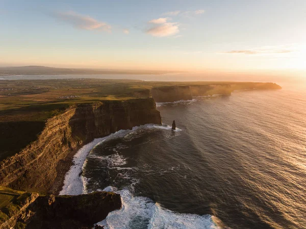 Irlanda aérea atração turística rural no Condado de Clare. Os penhascos de Moher por do sol e castelo Irlanda. Paisagem irlandesa épica ao longo do caminho atlântico selvagem. Bela natureza irlandesa cênica — Fotografia de Stock