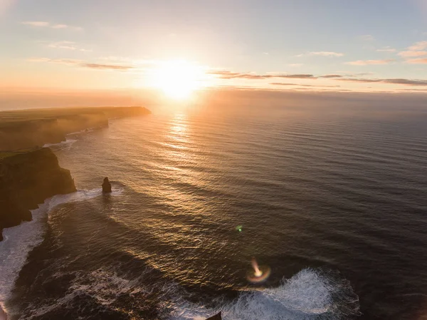 Hava İrlanda kırsal turizm cazibe County Clare. Moher kayalıklarla günbatımı ve castle İrlanda. Epik İrlandalı manzara vahşi Atlantik yol boyunca. Güzel manzaralı İrlandalı doğa