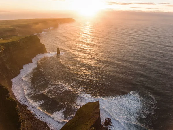 Irlanda aérea atração turística rural no Condado de Clare. Os penhascos de Moher por do sol e castelo Irlanda. Paisagem irlandesa épica ao longo do caminho atlântico selvagem. Bela natureza irlandesa cênica — Fotografia de Stock