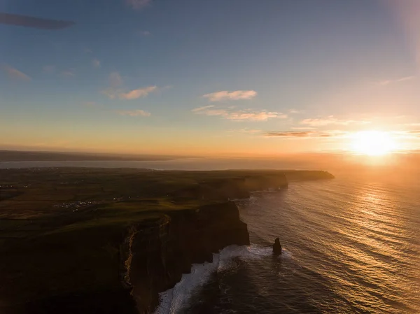 Atracción turística rural aérea de Irlanda en el condado de Clare. The Cliffs of Moher sunset and castle Ireland (en inglés). Paisaje irlandés épico a lo largo de la ruta atlántica salvaje. Hermosa naturaleza irlandesa escénica — Foto de Stock