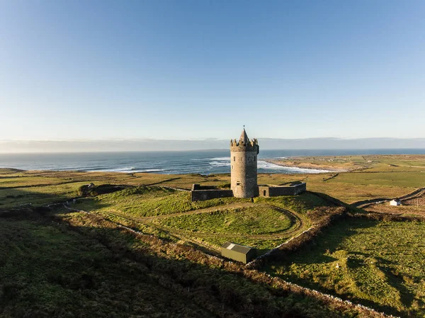 Epic antenn Scenic Irish slott liggande vy från Doolin i Co Royaltyfria Stockbilder