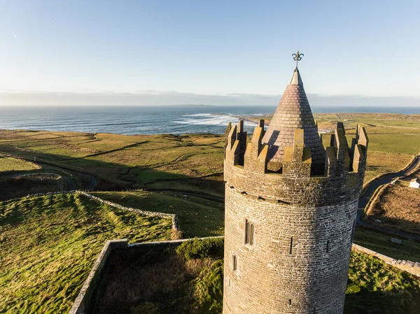 Epic antenn Scenic Irish slott liggande vy från Doolin i Co Stockbild