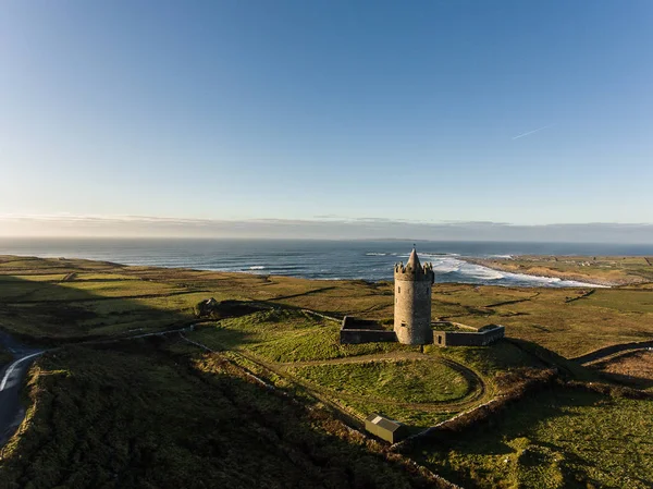 Epic antenn Scenic Irish slott liggande vy från Doolin i Co Royaltyfria Stockfoton