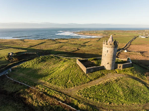 Epic antena Scenic irlandzki zamek widok krajobrazu z Doolin w Co Zdjęcia Stockowe bez tantiem