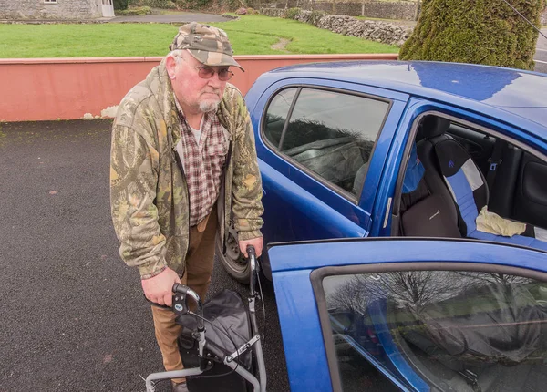 Ålderdom manliga man senior promenader till bil med funktionshinder rörlighet Lightweight rollatorn fällbara Tri Walker Walking ram Zimmer 3 hjul Walker — Stockfoto