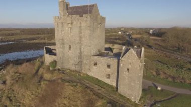 Hava Dunguaire Castle akşam gün batımı, Kinvarra County Galway, İrlanda - yaban Atlantik yolu rota yakın. Ünlü Genel turistik İrlanda. Düz video profili
