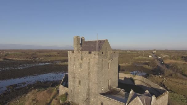 Letecká Dunguaire Castle večerní slunce, poblíž Kinvarra v hrabství Galway, Irsko - Wild Atlantic Route způsobem. Slavné veřejné turistickou atrakcí v Irsku. Byt video profil — Stock video