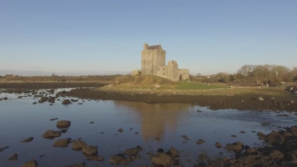 Εναέρια Dunguaire κάστρο ηλιοβασίλεμα το βράδυ, κοντά σε Kinvarra στην κομητεία του Galway, Ιρλανδία - άγρια Ατλαντικού τρόπος διαδρομής. Διάσημο δημόσια τουριστικό αξιοθέατο στην Ιρλανδία. Επίπεδη βίντεο προφίλ — Αρχείο Βίντεο