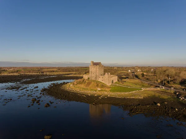 Légi Dunguaire Castle este naplemente, Kinvarra, County Galway, Írország - vadon élő atlanti út útvonal közelében. Írországban nyilvános Várnegyedbe. — Stock Fotó