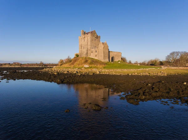 Aerial Dunguaire Castle Evening Sunset, near Kinvarra in County Galway, Ireland - Wild Atlantic Way Route. Famosa atracción turística pública en Irlanda . —  Fotos de Stock