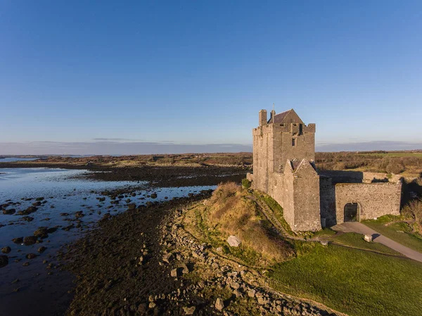 Légi Dunguaire Castle este naplemente, Kinvarra, County Galway, Írország - vadon élő atlanti út útvonal közelében. Írországban nyilvános Várnegyedbe. — Stock Fotó