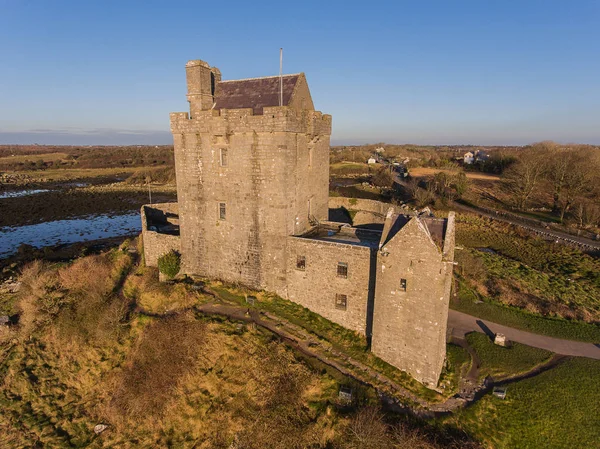 Aerial Dunguaire Castle Evening Sunset, near Kinvarra in County Galway, Ireland - Wild Atlantic Way Route. Famosa atracción turística pública en Irlanda . — Foto de Stock