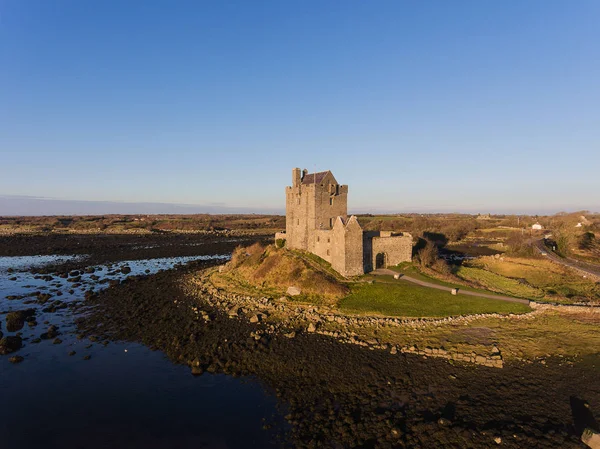 Antena: Dunguaire Castle wieczorem zachód słońca, w pobliżu Kinvarra w hrabstwie Galway, Irlandia - dzikie Atlantic sposób trasy. Atrakcją turystyczną publicznych słynnego w Irlandii. — Zdjęcie stockowe
