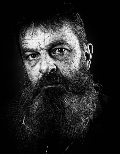 Black and white portrait picture of a senior man with a full beard. Close up head shot with close up of face. Grumpy serious facial expression. — Stock Photo, Image