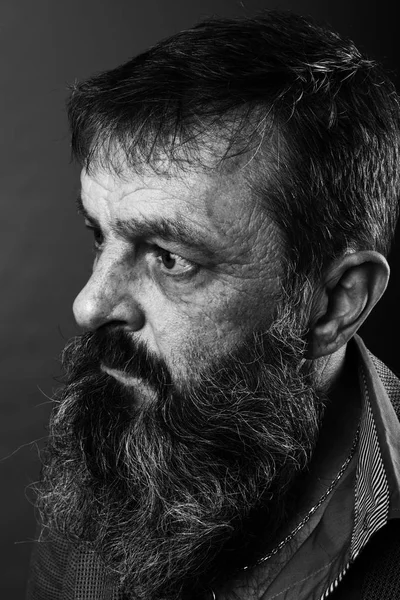 Black and white portrait picture of a senior man with a full beard. Close up head shot with close up of face. Grumpy serious facial expression. — Stock Photo, Image