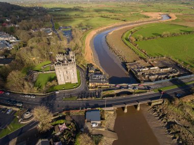 Bunratty Castle ve Durty Nelly'nın İrlandalı Pub, İrlanda - Jan 31 2017: Hava görünümü ve İrlanda'nın en ünlü Castle County Clare, İrlanda barı. Ünlü dünya turizm cazibe. Bunratty Castle
