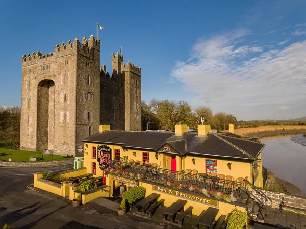 Bunratty Castle and Durty Nelly's Irish Pub, Ireland - Jan 31st 2017: Aerial view of Ireland's most famous Castle and Irish Pub in County Clare. Famous world tourist attraction. Bunratty Castle — Stock Photo, Image