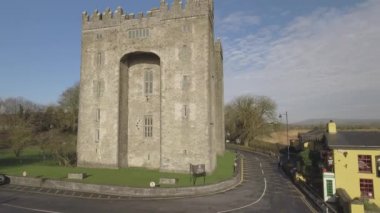 Bunratty Castle ve Durty Nelly'nın Pub, İrlanda - Jan 31 2017: Hava görünümü ve İrlanda'nın en ünlü Castle County Clare, İrlanda barı. Ünlü dünya turizm cazibe. Bunratty Castle.