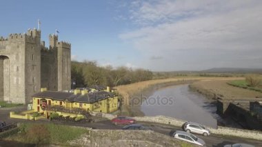 Bunratty Castle ve Durty Nelly'nın Pub, İrlanda - Jan 31 2017: Hava görünümü ve İrlanda'nın en ünlü Castle County Clare, İrlanda barı. Ünlü dünya turizm cazibe. Bunratty Castle.
