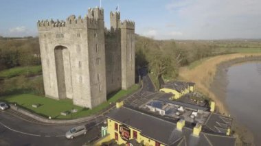 Bunratty Castle ve Durty Nelly'nın Pub, İrlanda - Jan 31 2017: Hava görünümü ve İrlanda'nın en ünlü Castle County Clare, İrlanda barı. Ünlü dünya turizm cazibe. Bunratty Castle.