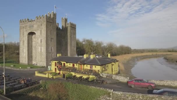 Bunratty Castle y Durty Nelly 's Pub, Irlanda - 31 de enero de 2017: Vista aérea del castillo más famoso de Irlanda y el pub irlandés en el condado de Clare. Famosa atracción turística mundial. Castillo Bunratty . — Vídeo de stock