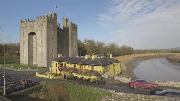 Bunratty hrad a Durty Nelly's Pub, Irsko - Jan 31 2017: letecký pohled na nejslavnější hrad Irska a irská hospoda v Hrabství Clare. Slavné světové turistickou atrakcí. Bunratty hrad. — Stock video