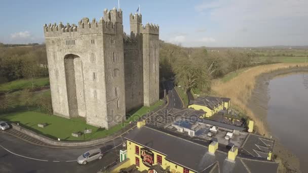 Bunratty Castle and Durty Nelly 's Pub, Ireland - Jan 31st 2017: Aerial view of Ireland' s most famous Castle and Irish Pub in County Clare. Известная всемирная туристическая достопримечательность. Замок Банратти . — стоковое видео