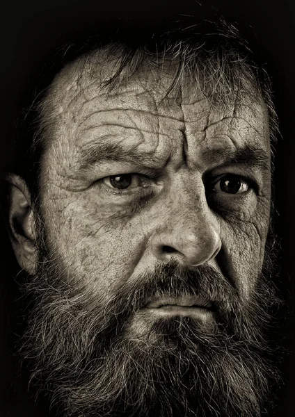 Retrato de estudio de hombre completamente barbudo en blanco y negro. Cara de primer plano con expresión facial . — Foto de Stock