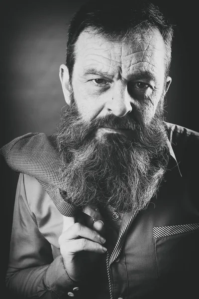 Retrato de estudio de hombre completamente barbudo en blanco y negro. Cara de primer plano con expresión facial . — Foto de Stock