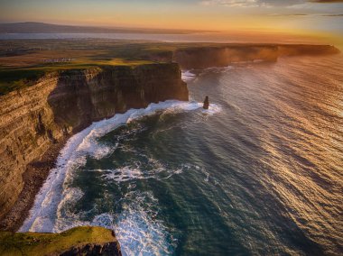 Hava İrlanda kırsal turizm cazibe County Clare. Moher kayalıklarla günbatımı ve castle İrlanda. Epik İrlandalı manzara vahşi Atlantik yol boyunca. Güzel manzaralı İrlandalı doğa.