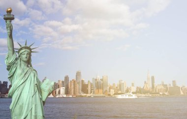 New york şehir manzarası güneş ray. hudson Nehri üzerinde ünlü new york city cityscape ve manzarası landmark. New york Anıtı ile.