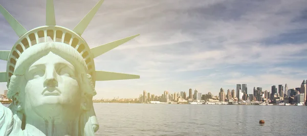 New York City Skyline Sonnenstrahl. berühmten New Yorker Stadtbild und Skyline Wahrzeichen über dem Hudson River. mit New Yorker Freiheitsstatue. — Stockfoto