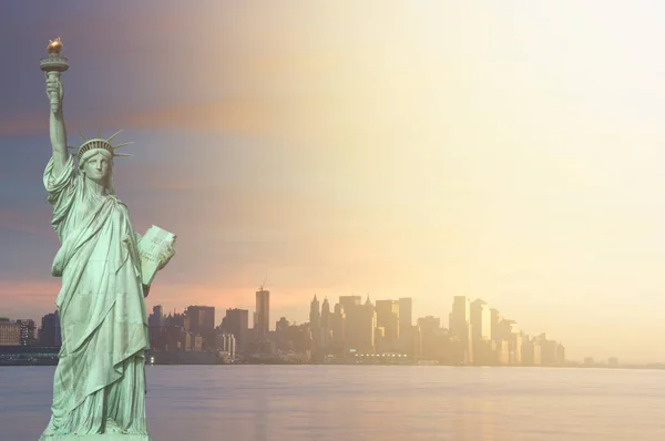 纽约城的天际线阳光射线。著名纽约市市容和天际线地标哈德逊河上空。与纽约自由女神像. — 图库照片