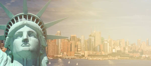 Νέα Υόρκη ηλιοφάνειας ray στον ορίζοντα. διάσημος Νέα Υόρκη αστικό τοπίο και στον ορίζοντα ορόσημο πάνω από τον ποταμό hudson. με Νέα Υόρκη άγαλμα της ελευθερίας. — Φωτογραφία Αρχείου
